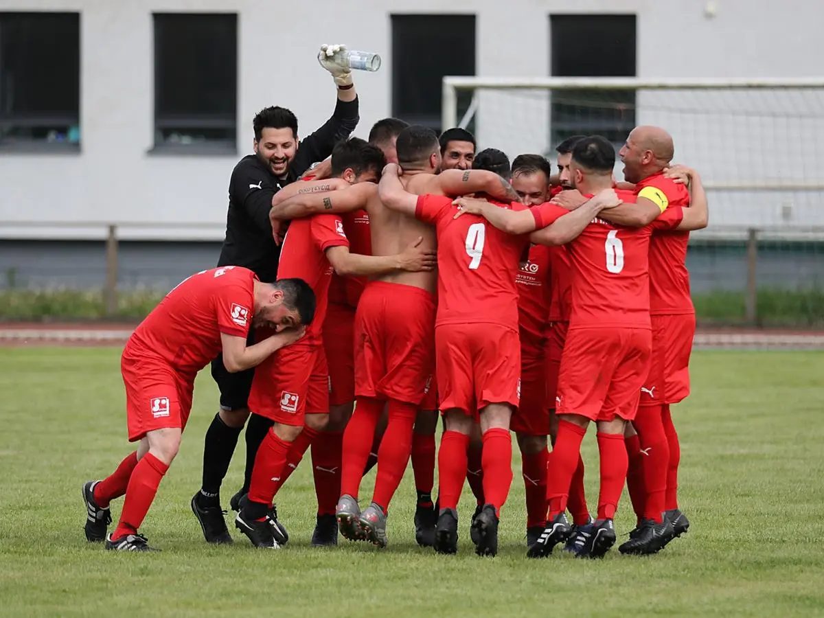 Mannschaft des SSV Türkgücü Dillenburg auf dem Sportplatz